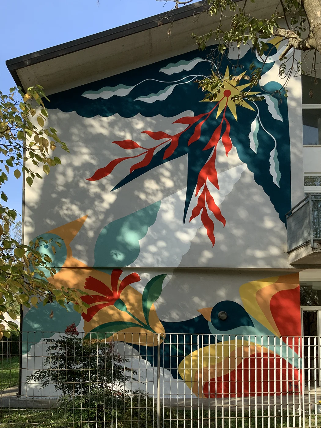 Foto con visuale generale dell'edificio su cui Rosmunda ha realizzato l'opera Ad ali spiegate.