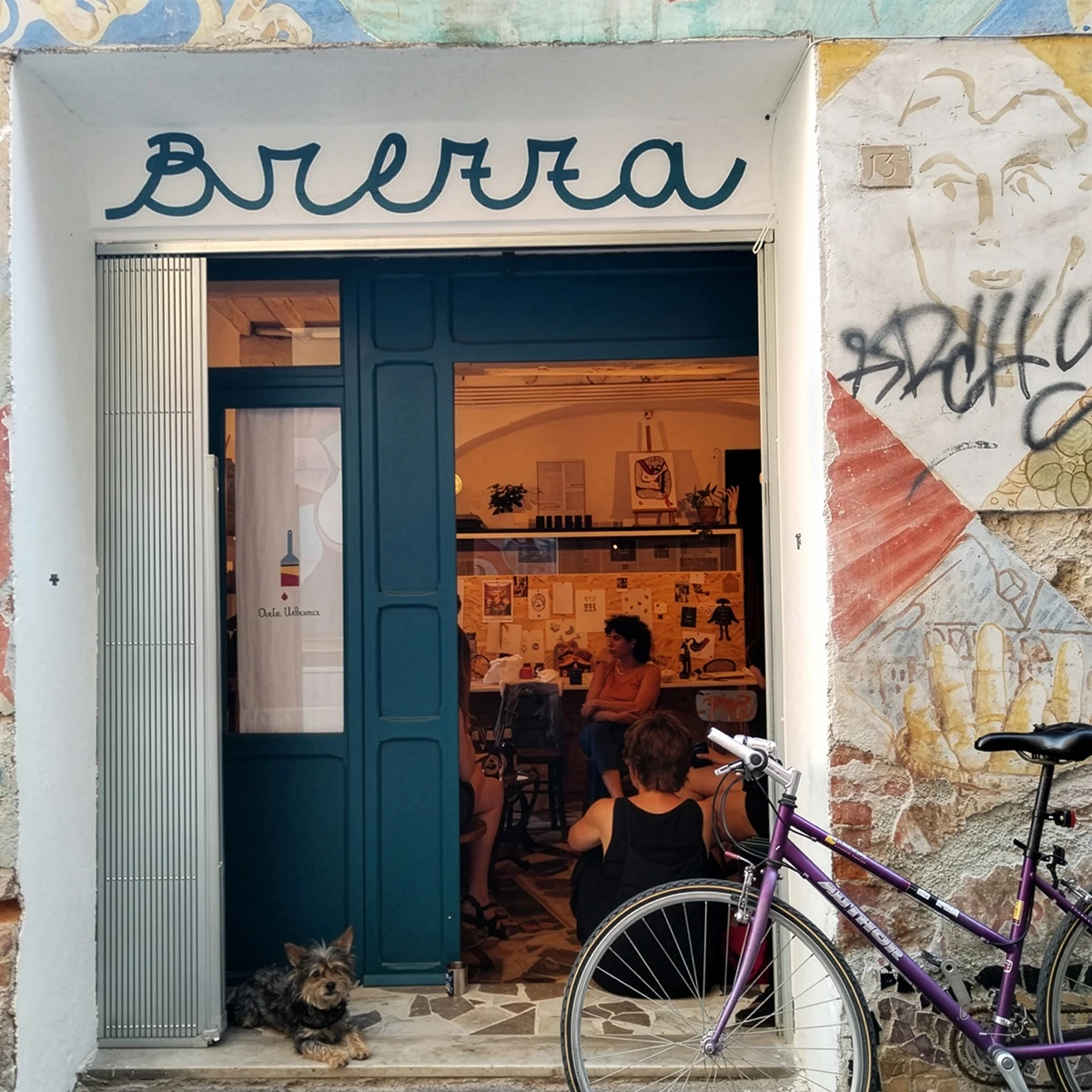 Foto dell'ingresso dello Studio Brezza, amiche e un cagnolino aspettano dalla porta.