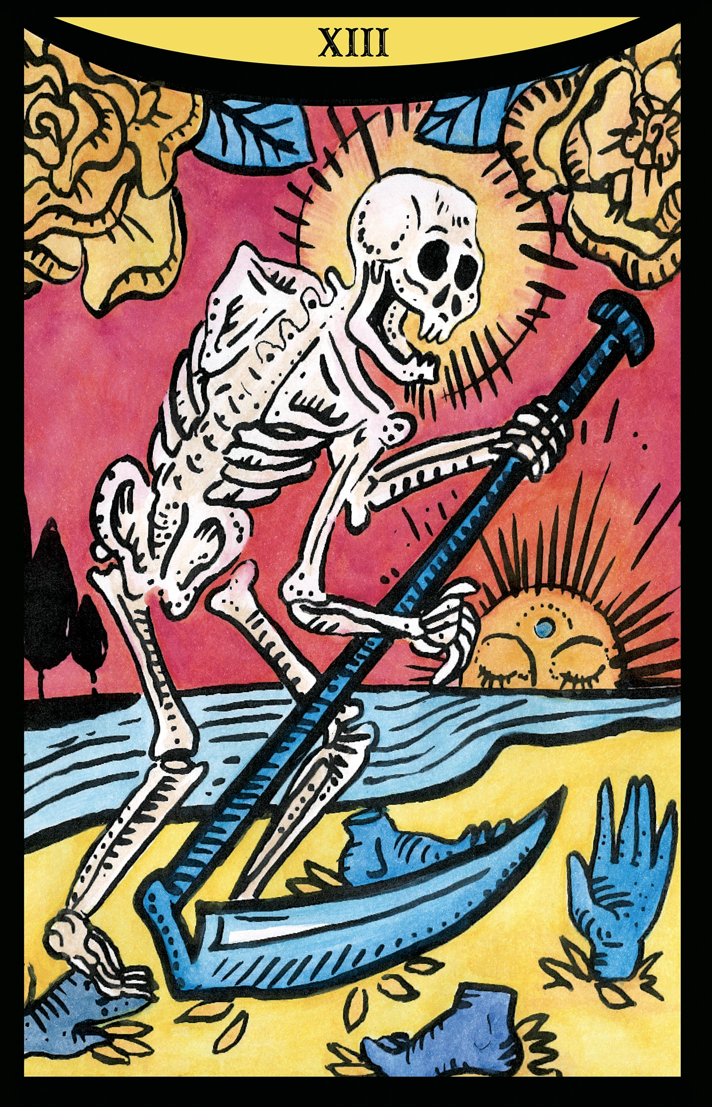 Illustrazione dell'arcano maggiore numero XIII, 'La Morte'. Uno scheletro dinamico impugna una falce azzurra su un terreno dorato, mentre alle sue spalle sorge un sole splendente su uno sfondo rosso vibrante. La composizione è ricca di dettagli simbolici, tra cui fiori stilizzati e mani che emergono dalla terra, resi con un tratto nero marcato.