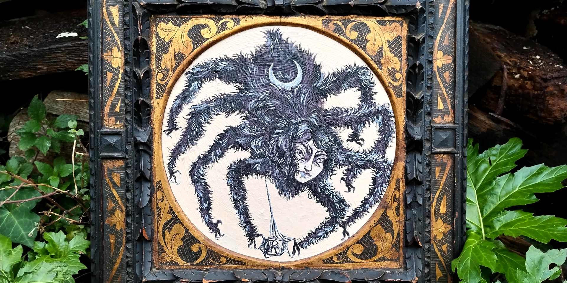 Dettaglio dell'opera completa Aracne, già inserita nel suo supporto: una cornice dai dettagli floreali dorati su fondo nero, completata da rifiniture vegetali a bassorilievo nere.