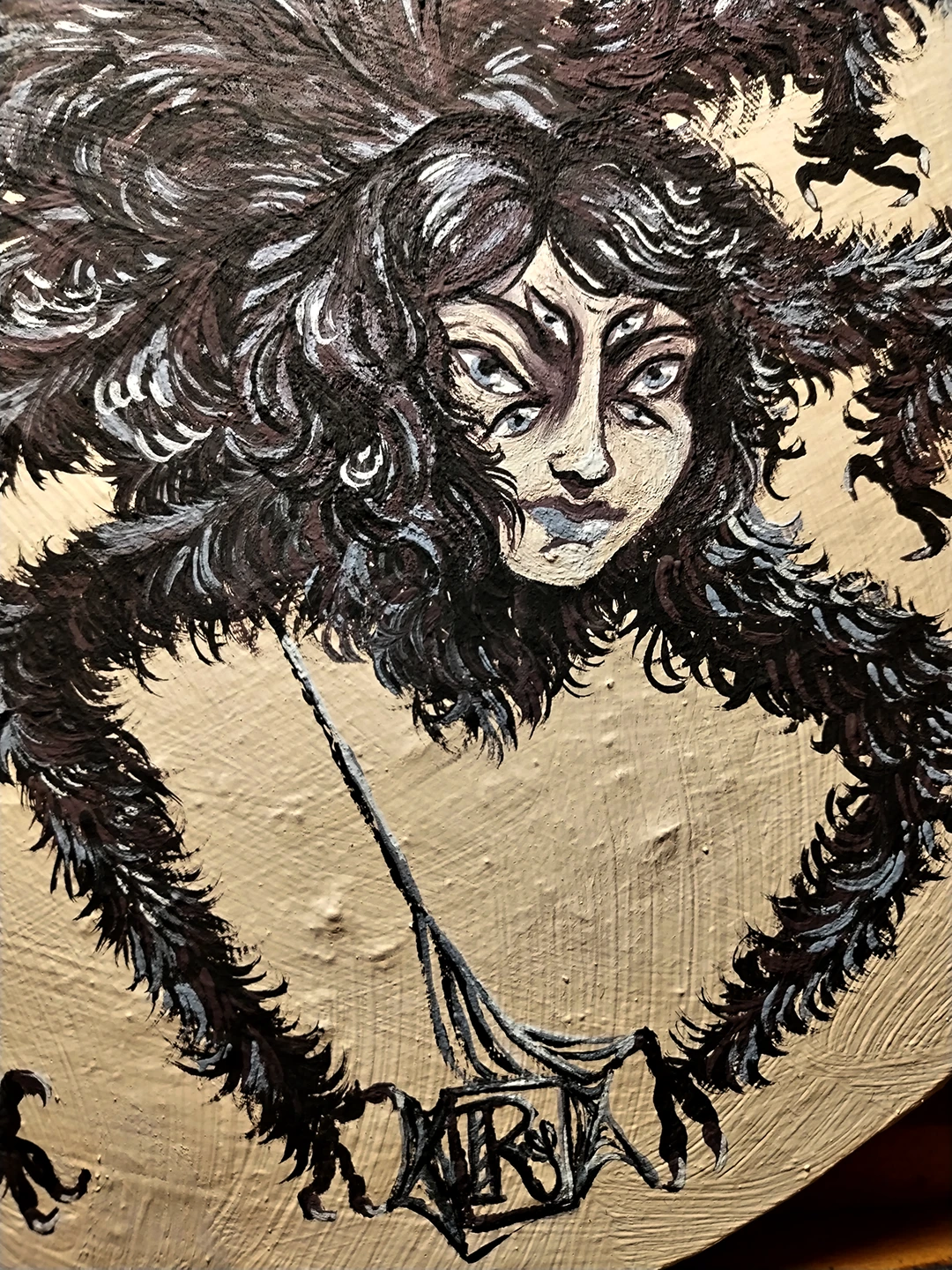 Dettaglio delle zampe di Aracne che tessono la firma dell'artista Rosmunda.