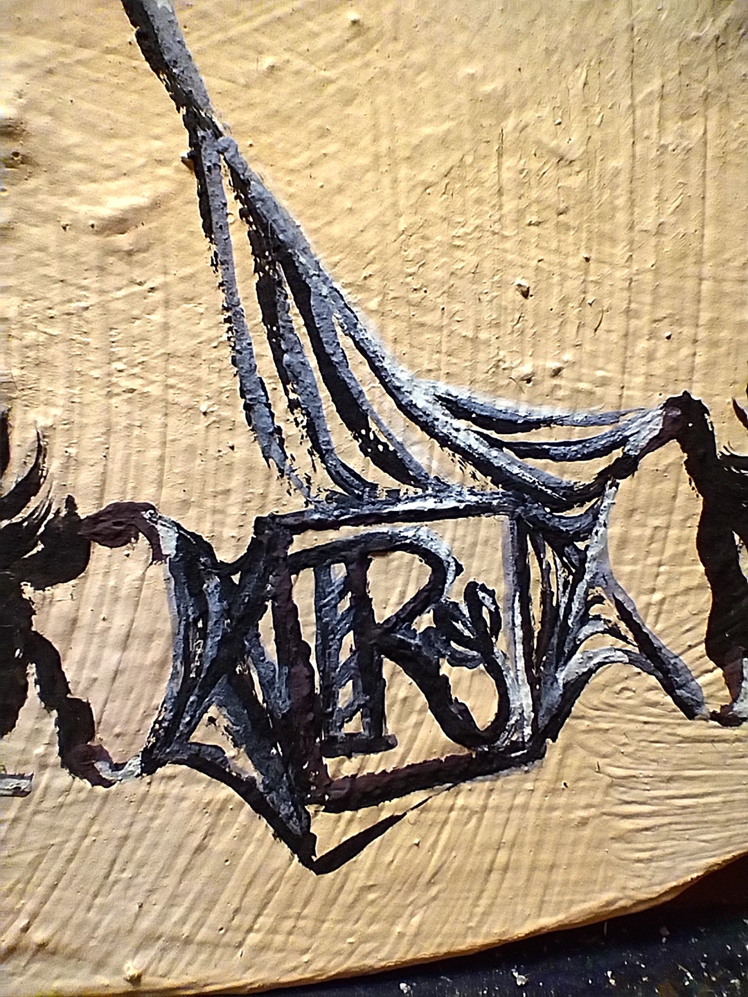Dettaglio ravvicinato della lettera R, firma dell'artista Rosmunda, tessute con il filo di Aracne.
