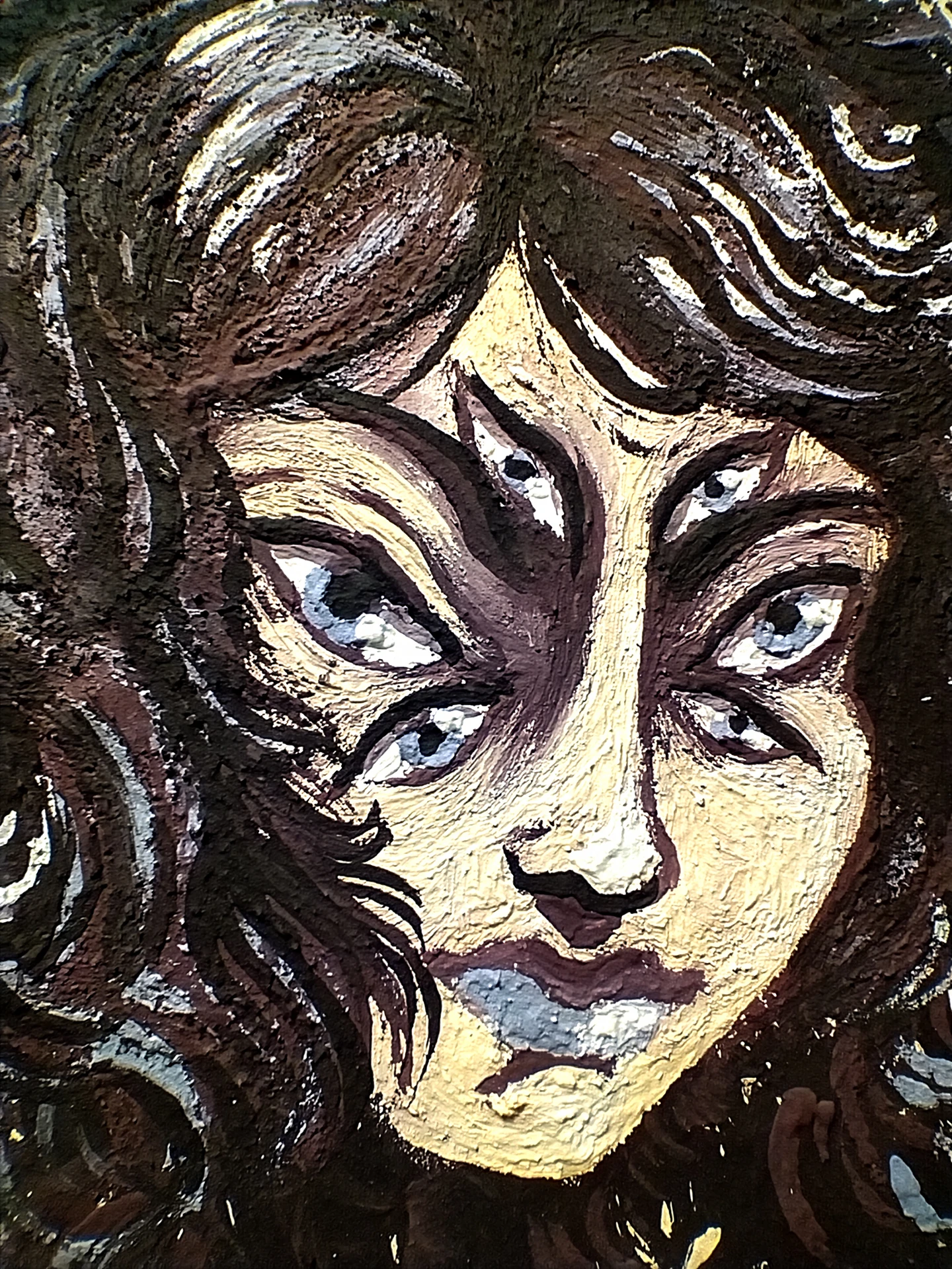 Dettaglio del viso della donna ragno Aracne. Viso umano di donna, a sei occhi. Le pennellate sono corpose e materiche.