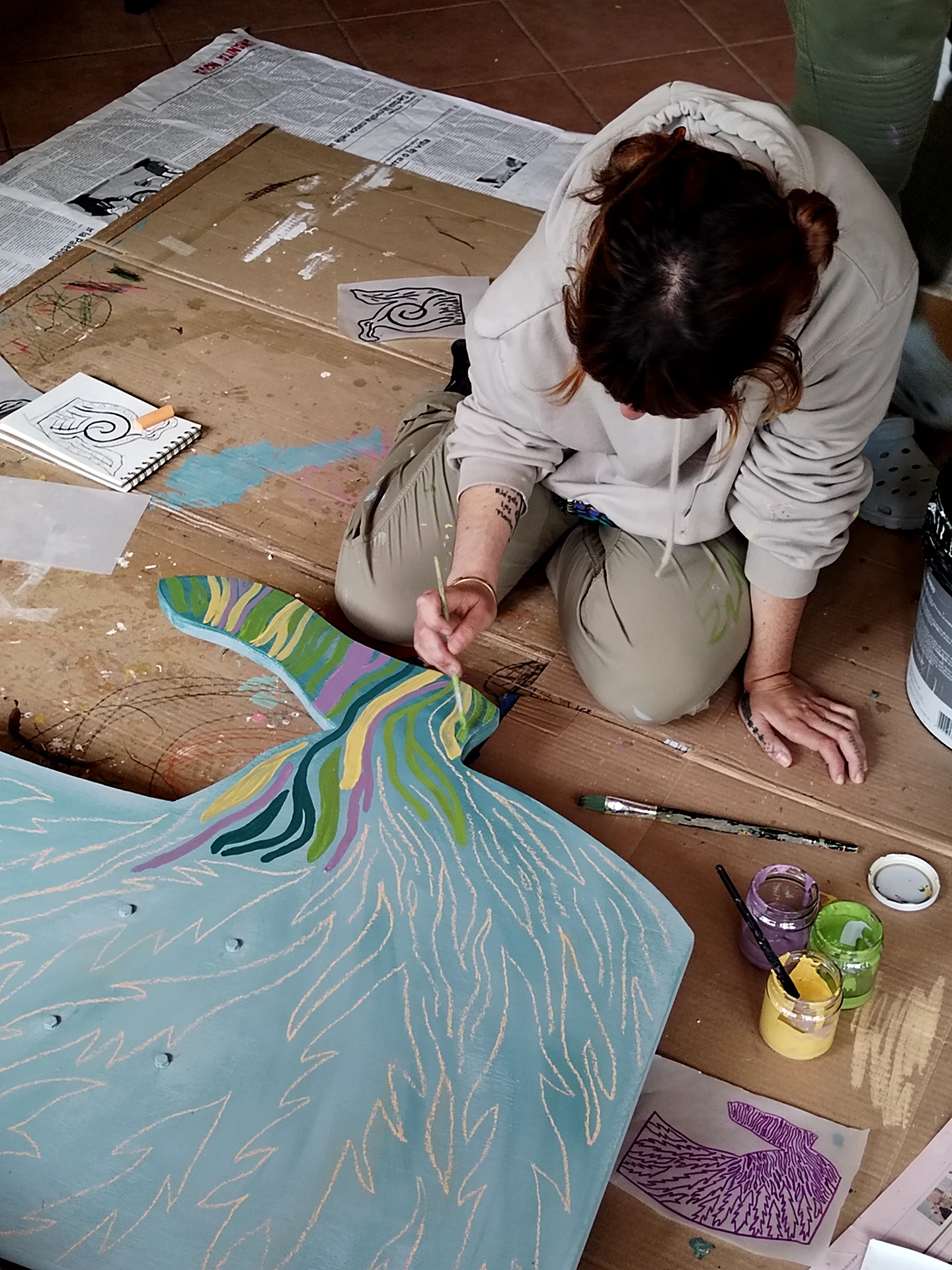 Rosmunda durante la fase di pittura e decorazione a mano degli elementi del progetto Chimera.