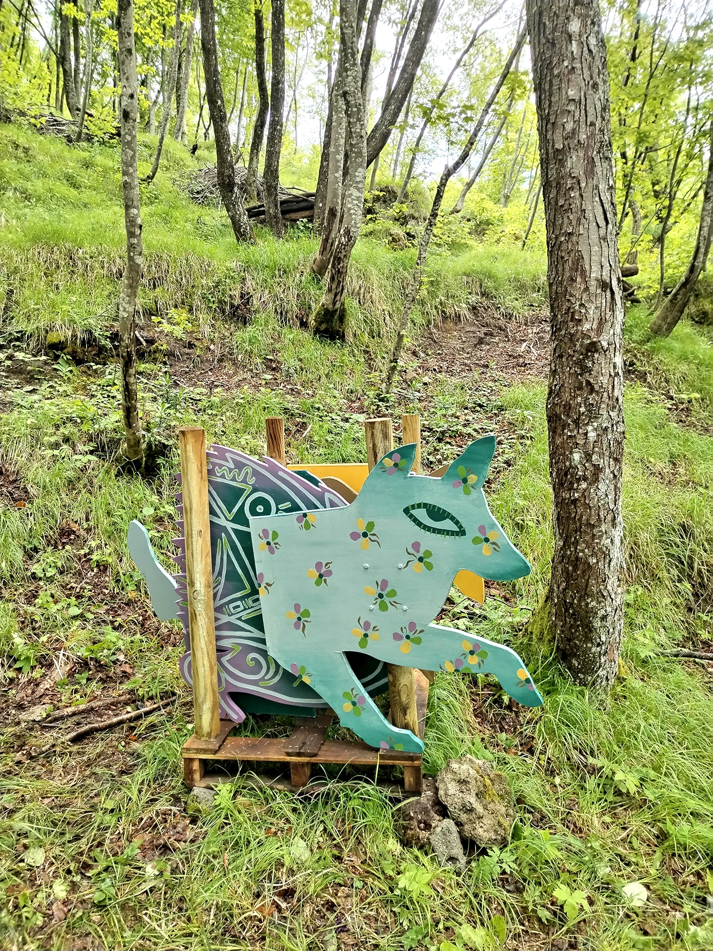 Scultura lignea del progetto Chimera di Rosmunda, prima di essere composta, in un contesto naturale boschivo