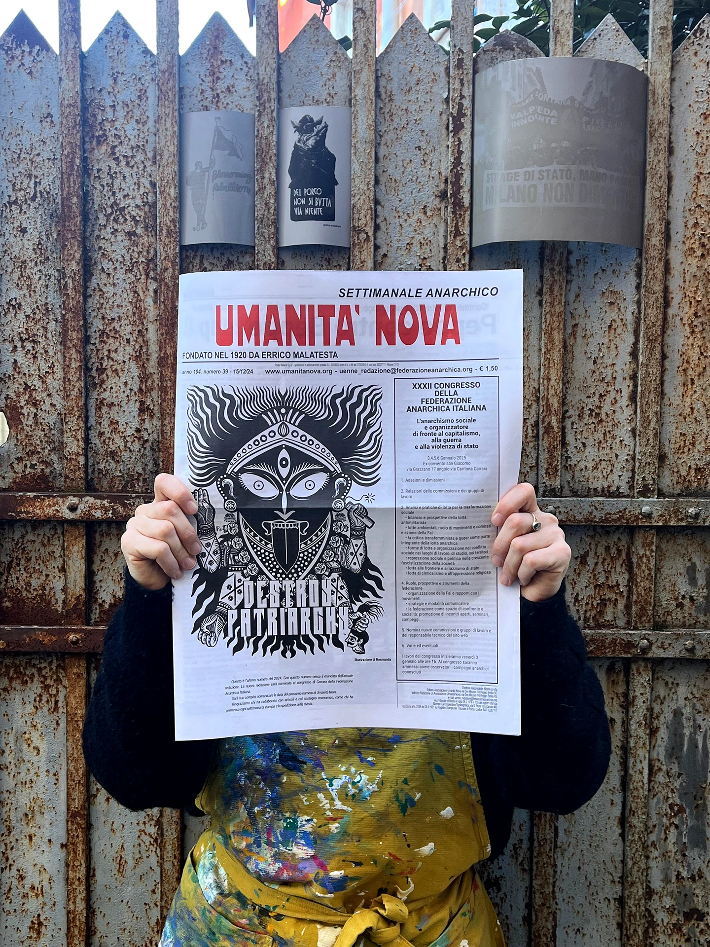 Foto dell'artista che mostra il numero della rivista "Umanità Nova" con l'illustrazione Destroy Patriarchy. Il titolo dell'opera accompagna l'immagine potente di Kali, evocando un'azione concreta per la giustizia sociale.