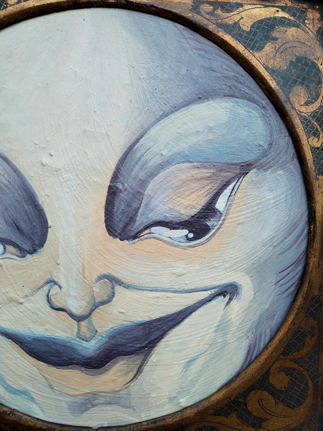 Dettaglio dell'occhio destro dell'opera Ecate. Notiamo pennellate di colore su supporto materico e l'occhio vivo della Luna che guarda verso il basso.