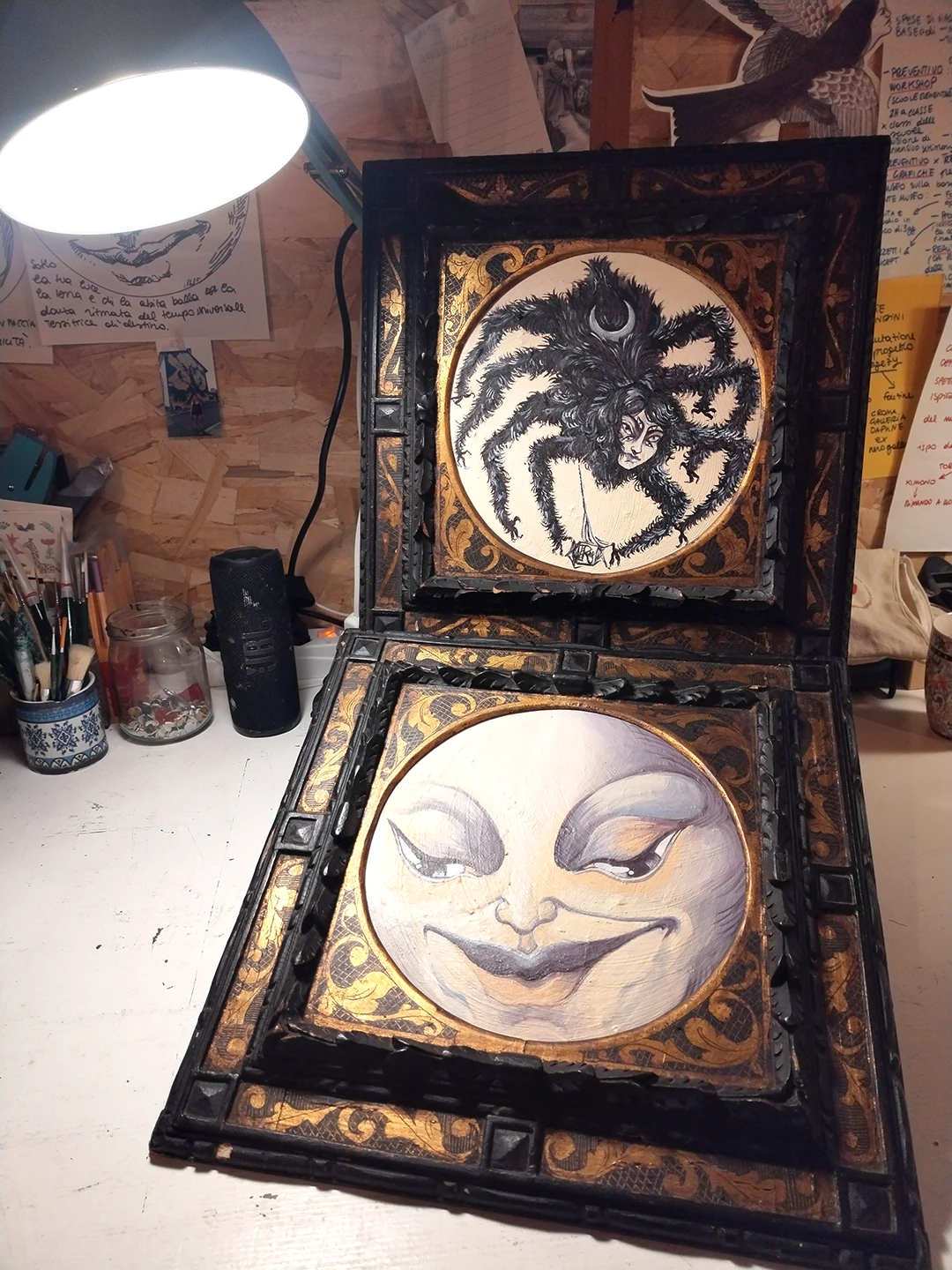 Foto che ritrae le due opere gemelle Ecate e Aracne sul tavolo nello studio dell'artista Rosmunda.