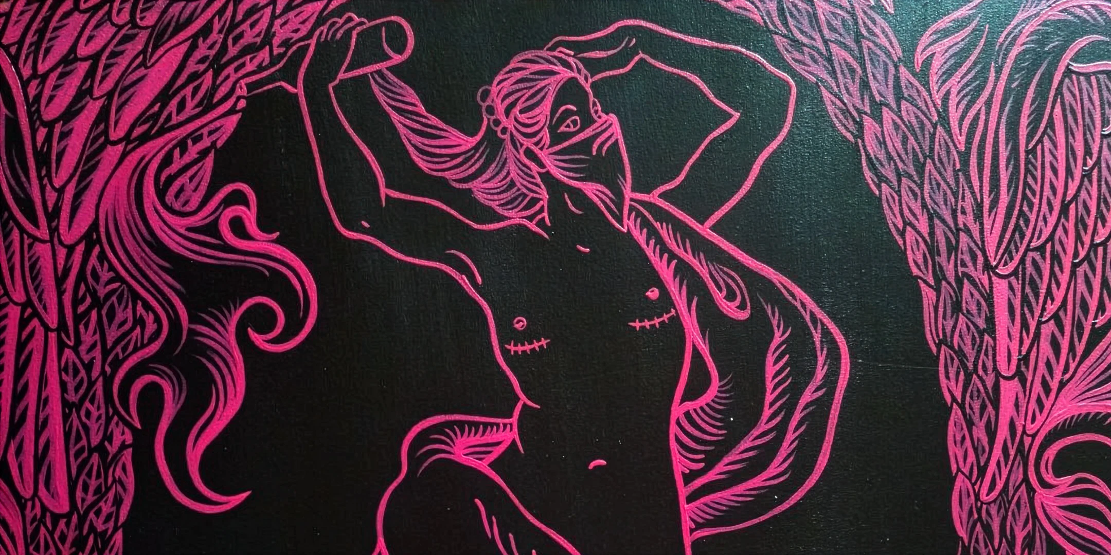 Dettaglio del tavolo in smalto su legno "Il mondo queer" di Rosmunda, che ritrae una figura umana con il volto parzialmente coperto da una bandana e cicatrici da mastectomia sul petto, delineata da vivaci contorni fucsia su sfondo nero tra decorazioni organiche e piumaggi.