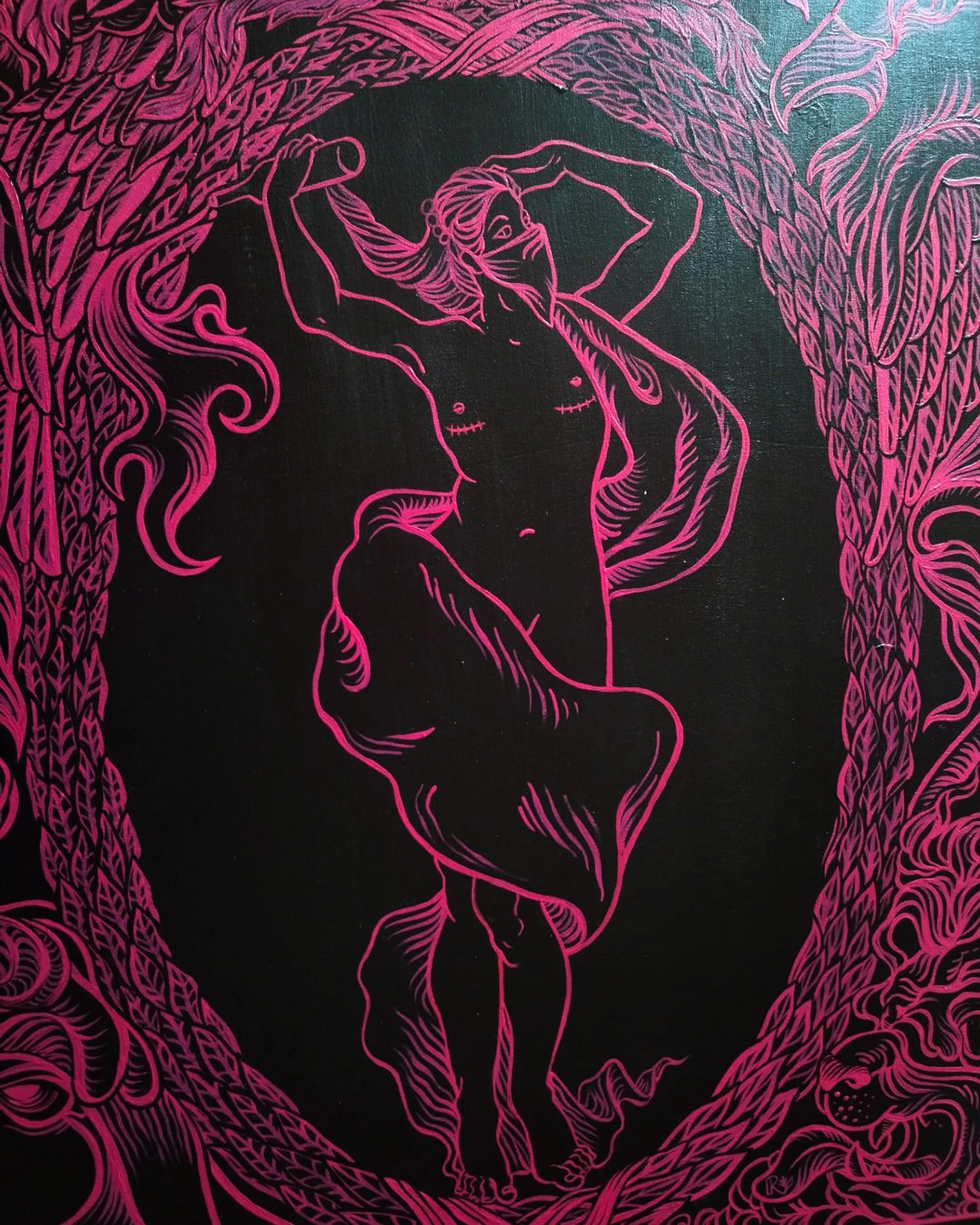 Primo piano del piano del tavolo "Il mondo queer" di Rosmunda con illustrazione in smalto rosa magenta su fondo nero, raffigurante una figura umana stilizzata circondata da una cornice organica e fluida.