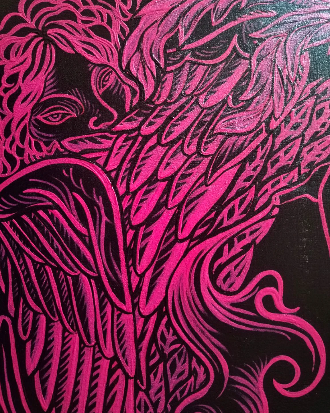 Particolare della superficie decorata del tavolo "Il mondo queer" di Rosmunda, caratterizzata da intricati motivi organici, piumaggi e decorazioni fluide realizzate in smalto fucsia brillante su sfondo nero,da cui appare un volto nascosto dai piumaggi.