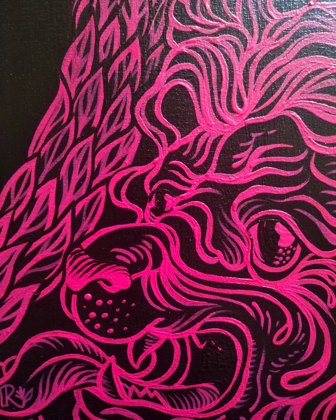 Macro dettaglio dell'opera di Rosmunda "Il mondo queer". Il particolare mostra la stesura materica dello smalto rosa su legno nero, evidenziando le texture grafiche e i dettagli espressivi di una figura leonina stilizzata.
