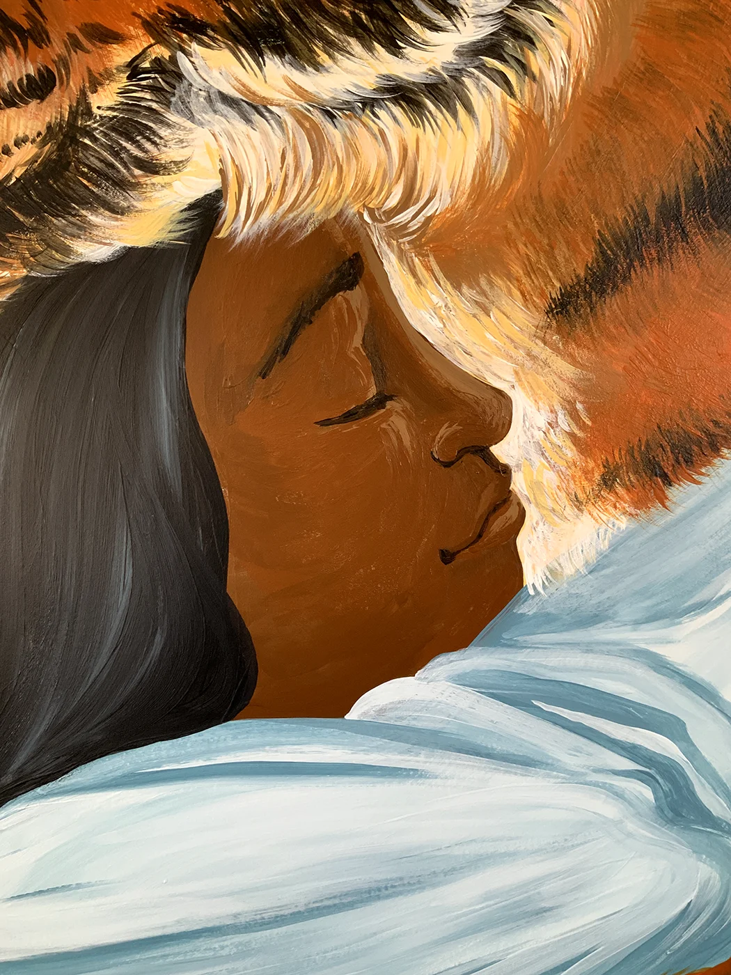 Dettaglio del murale Embrace Your Fears di Rosmunda che ritrae il volto di profilo di una bambina ad occhi chiusi mentre si appoggia dolcemente al manto di una tigre, con pennellate calde che sfumano dall'arancione al bianco.