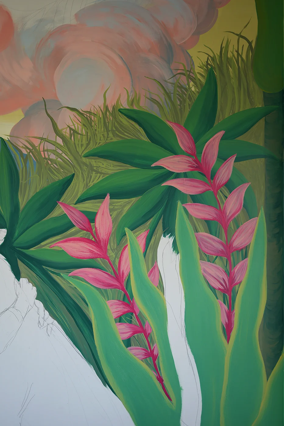 Dettaglio verticale del murale Embrace Your Fears di Rosmunda che mostra una lussureggiante vegetazione tropicale con foglie verdi e grandi fiori esotici dalle tonalità rosa e fucsia, stagliati contro un cielo dalle nuvole arancioni e rosate.