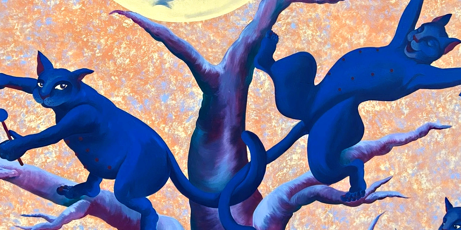 Illustrazione orizzontale che mostra due gatti blu antropomorfi su un ramo d'albero; uno suona il tamburo e l'altro è disteso, su uno sfondo astratto arancione e giallo.