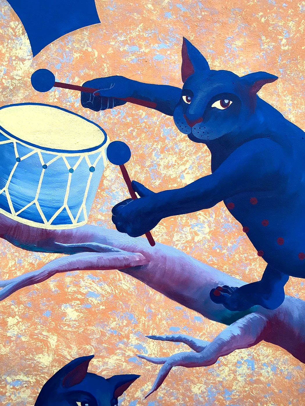 Illustrazione di un gatto blu antropomorfo seduto su un ramo mentre suona un tamburo azzurro con delle bacchette, su uno sfondo puntinato dai toni caldi.