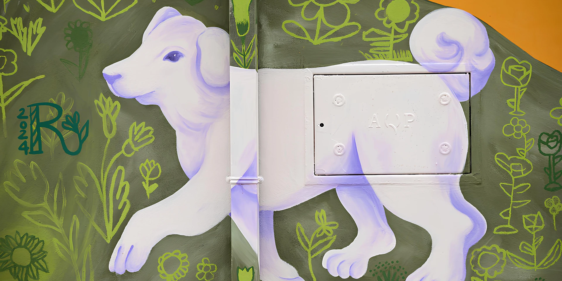 Murale del progetto "Radici Erranti" di Rosmunda che raffigura un cane bianco con sfumature lilla, dipinto su una parete verde scura decorata con fiori gialli stilizzati e la firma "R 2024" dell'artista.