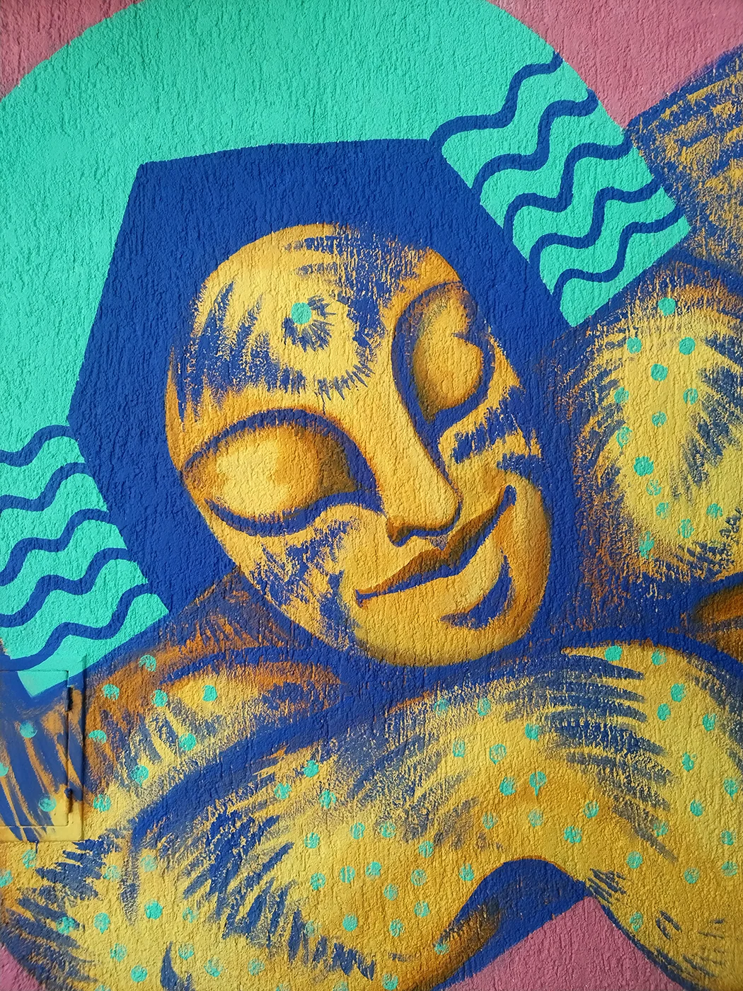 Primo piano dell'opera 'Sphinx' di Rosmunda: una figura mitologica dal volto dorato e sereno, caratterizzata da pattern a pois e motivi a onde su uno sfondo blu vibrante con texture materica.