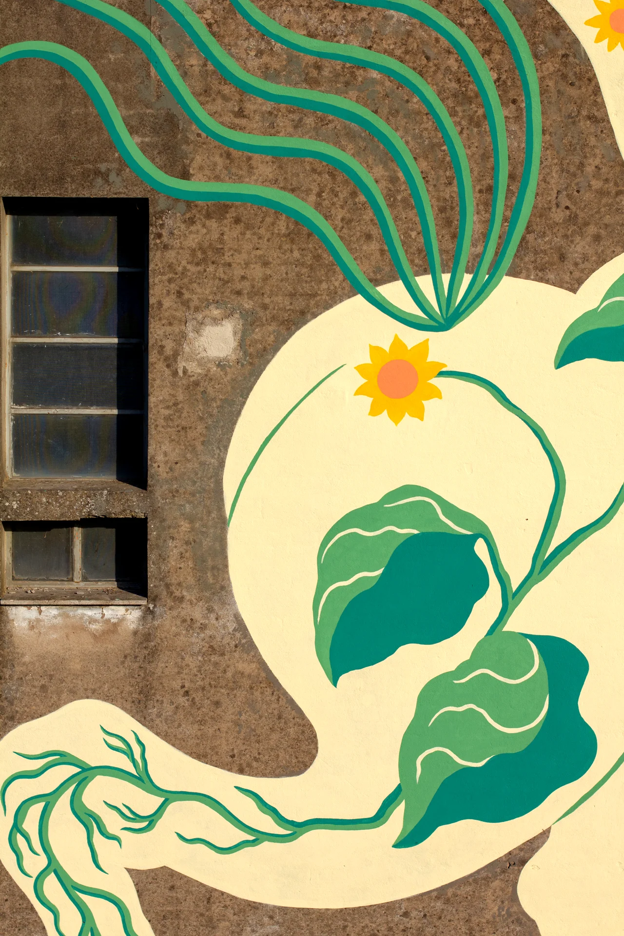 Dettaglio del murale "Tormento, Cavallo Contento" di Rosmunda che mostra la parte posteriore e la coda di un cavallo bianco stilizzato con decorazioni floreali e radicali verdi e arancioni accanto a una finestra dell'edificio.