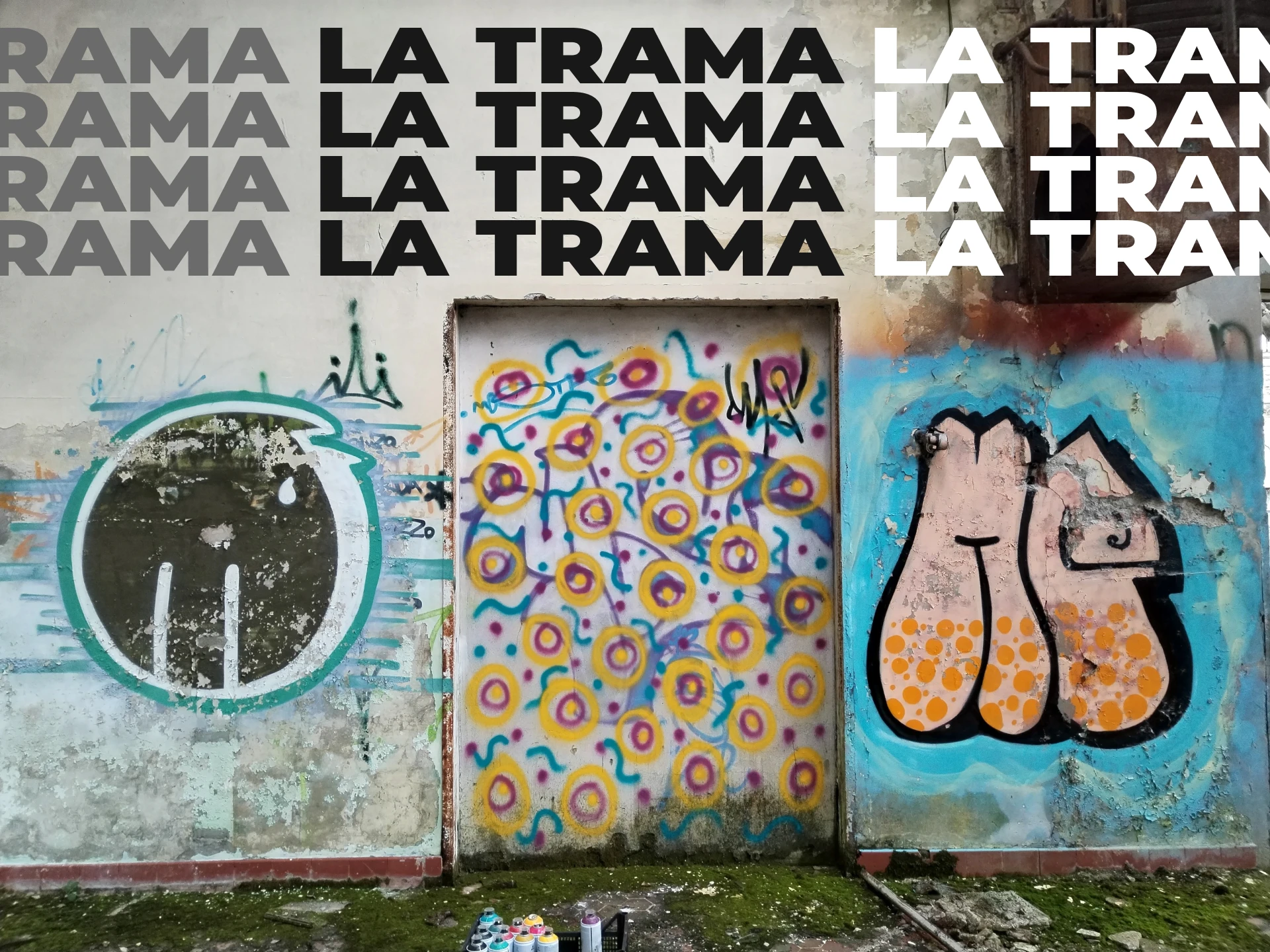 Dettaglio dell' intervento artistico urbano in preparazione, con forme circolari e la scritta grafica ripetuta "LA TRAMA" su una parete industriale.